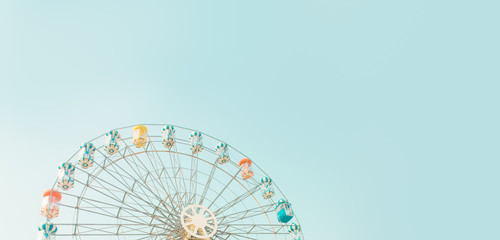Retro kleurrijke reuzenrad van het pretpark op de blauwe hemelachtergrond.