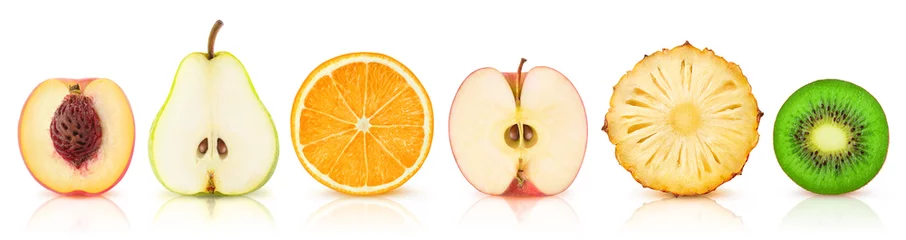 Fotobehang Vruchten Geïsoleerde fruit helften. Snijd perzik, peer, sinaasappel, appel, ananas en kiwi op een rij geïsoleerd op een witte achtergrond met uitknippad