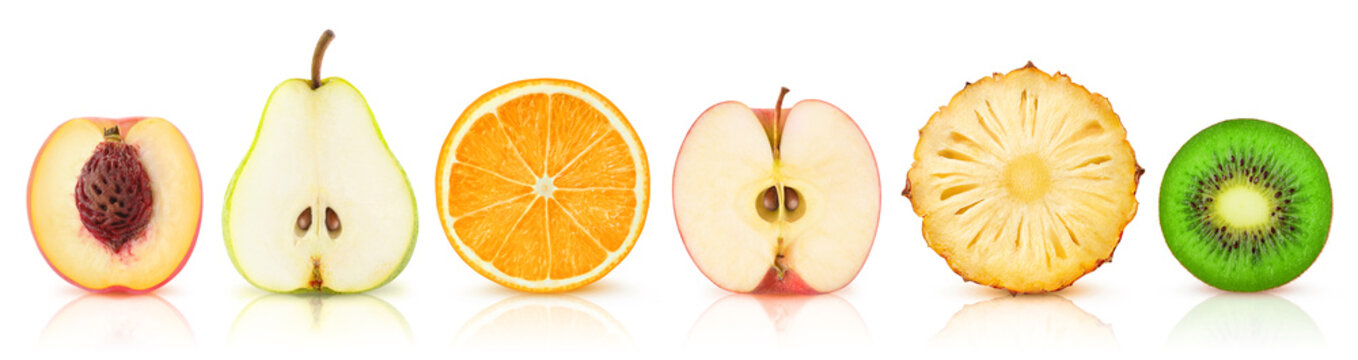 Fototapeta Połówki owoców na białym tle. Wytnij brzoskwinia, gruszka, pomarańcza, jabłko, ananas i kiwi z rzędu na białym tle z wycinek ścieżki