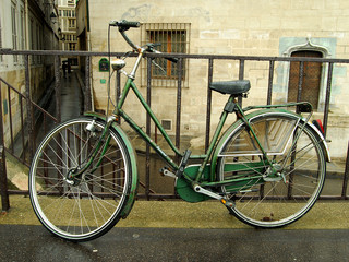 Fototapeta na wymiar Bicicleta verde estacionada