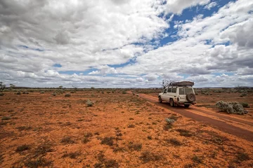 Fototapete Rund South Australia – Outback-Wüste mit 4WD-Strecke unter bewölktem Himmel als Panorama © HLPhoto