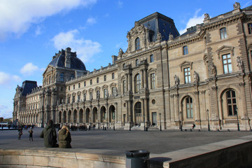 Fototapeta na wymiar Cour Napoléon au Louvre à Paris, France