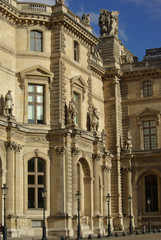 Fototapeta na wymiar Façade du Louvre cour Napoléon à Paris, France