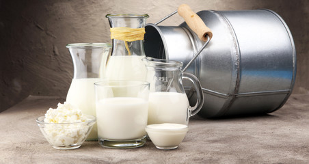Milchprodukte. leckere gesunde Milchprodukte auf einem Tisch an