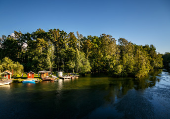 Obraz premium High-angle view of small fishing cottages at a river