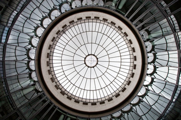 Geometrische Konstruktion aus Glas und Beton in Frankfurt, Deutschland. Runde Glaskuppel. Reflexionen, Sektor, Segment, Kugel, Kugel, zylindrische Form © Liliya Belaya