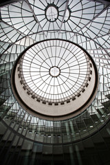 Geometrische Konstruktion aus Glas und Beton in Frankfurt, Deutschland. Runde Glaskuppel. Reflexionen, Sektor, Segment, Kugel, Kugel, zylindrische Form © Liliya Belaya