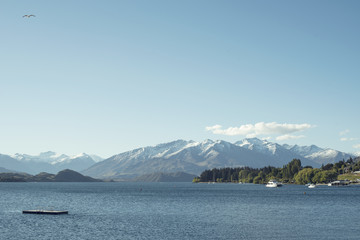 Paisaje montañoso delante de un lago en un día despejado de verano