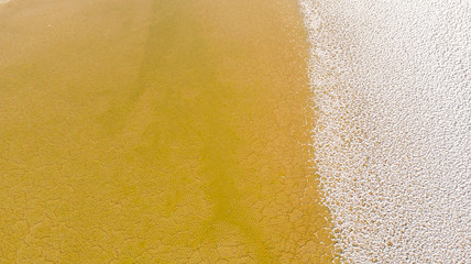 vue aérienne sur un étang asséché et une surface de sel