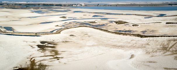 panorama aérien sur les salines dans le sud de la France