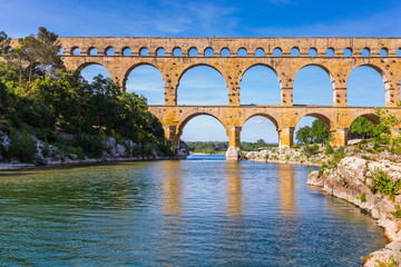 Drie verdiepingen tellend aquaduct van Pont du Gard in Europa