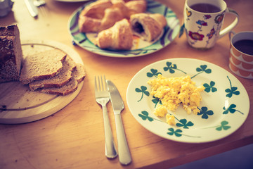 Leckeres Frühstück mit Rührei, Tee, Kaffee und Gebäck