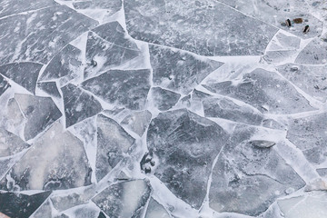 замерзший расколотый лед на реке с уткой 