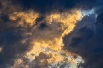 Dramatische Wolke und Sonnenlicht im Himmel