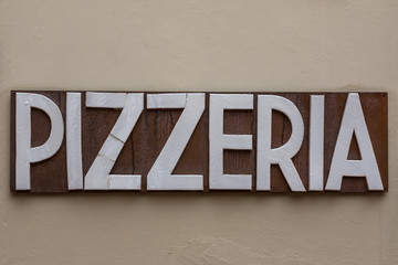 Pizzeria Schild an Restaurant mit italienischer Küche