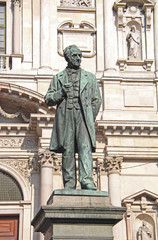 Fototapeta na wymiar statua di Alessandro Manzoni in Piazza San Fedele a Milano