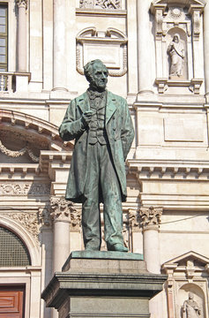 statua di Alessandro Manzoni in Piazza San Fedele a Milano