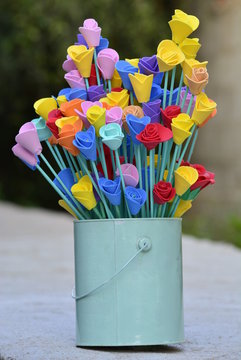Arranjo artesanal com rosas feitas &agrave; m&atilde;o