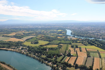 Fototapeta na wymiar La Provence vue du ciel, vol en avion Alpilles-Luberon-Avignon