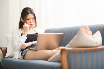 PC ソファ 女性
