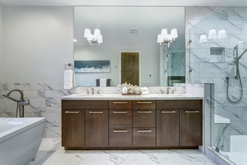 Fototapeta na wymiar Incredible master bathroom with Carrara marble tile surround.