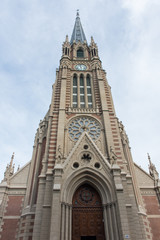 Fototapeta na wymiar Vista de frente a la entrada a una iglesia