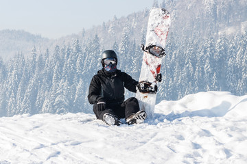 Fototapeta na wymiar Мужчина со сноубордом. Сноубордист на горе