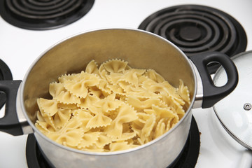 pasta in the pan, home kitchen