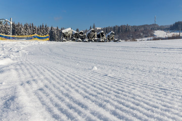 снежная трасса на горнолыжном курорте в горах