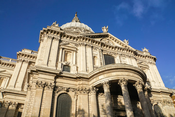 Obraz premium close up beautiful architecture of St. Paul Cathedral in London with bright clear blue sky in sunny day