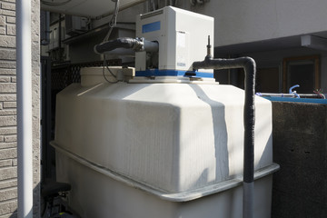 家庭用給水ポンプとタンク　老朽化