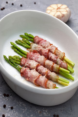 Baked asparagus with bacon