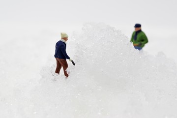 スコップで雪かきをする人