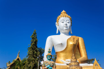 Obraz premium Giant Buddha statue in Wat phra that doi kham temple.