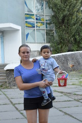 латинский малыш с кавказской тетей весело проводят...