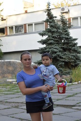счастливая кавказская тетя с латинским племянником ...