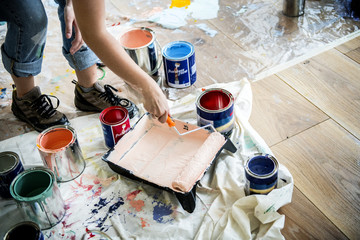 Obraz na płótnie Canvas People renovating the house
