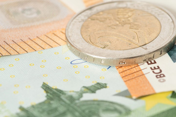 Euro Geldscheine und Münze