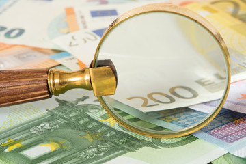 Euro Geldscheine und eine Lupe