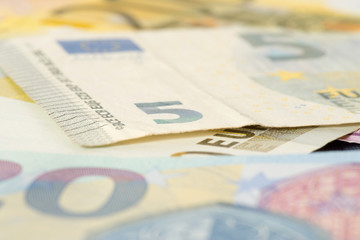 Nahaufnahme von Euro Geldscheinen