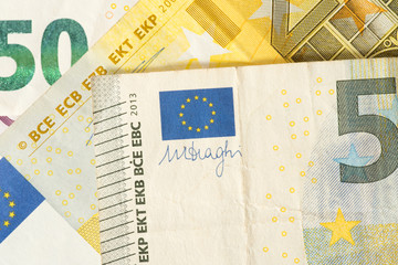 Nahaufnahme von Euro Geldscheinen