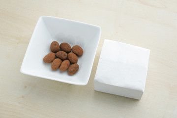 和紙箱　お菓子の入った陶器の器　木目背景