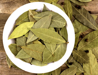 bay leaf dried in bowl on wooden table