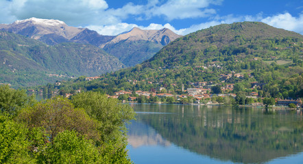 Blick über den Ortasee zum Urlaubsort Pettenasco,Piemont,Italien