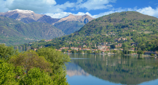 Blick &uuml;ber den Ortasee zum Urlaubsort Pettenasco,Piemont,Italien