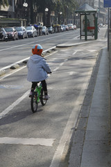 Niño en bicicleta por la calle