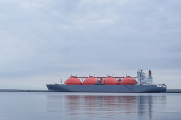 LNG TANKER - A large ship at the LNG terminal © Wojciech Wrzesień