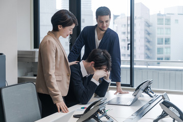 慰められる男性