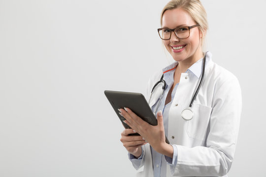 Junge h&uuml;bsche &Auml;rztin mit Stethoskop und pad