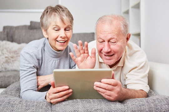 Senioren Paar bei Video Chat mit Tablet Computer